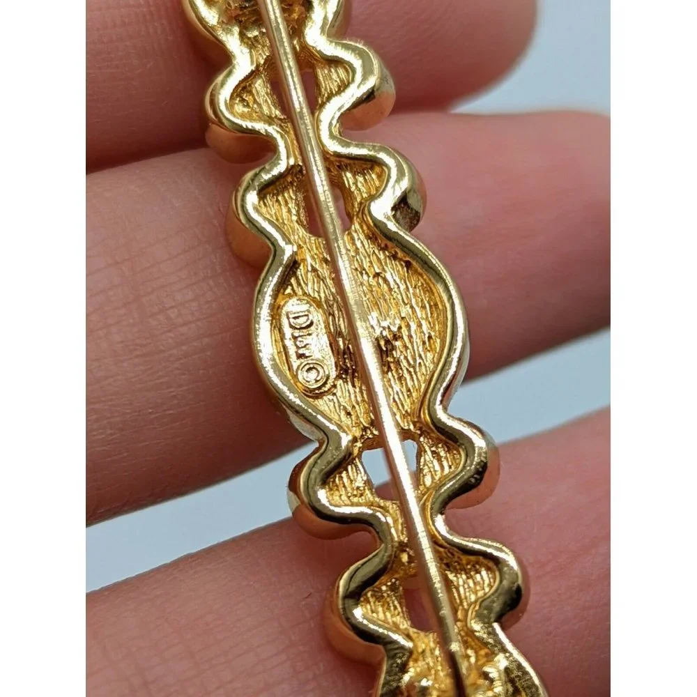 Signed Christian Dior Gold Tone Crystal Rhinestone Faux Pearl Bar Pin Brooch - Picture 8 of 9